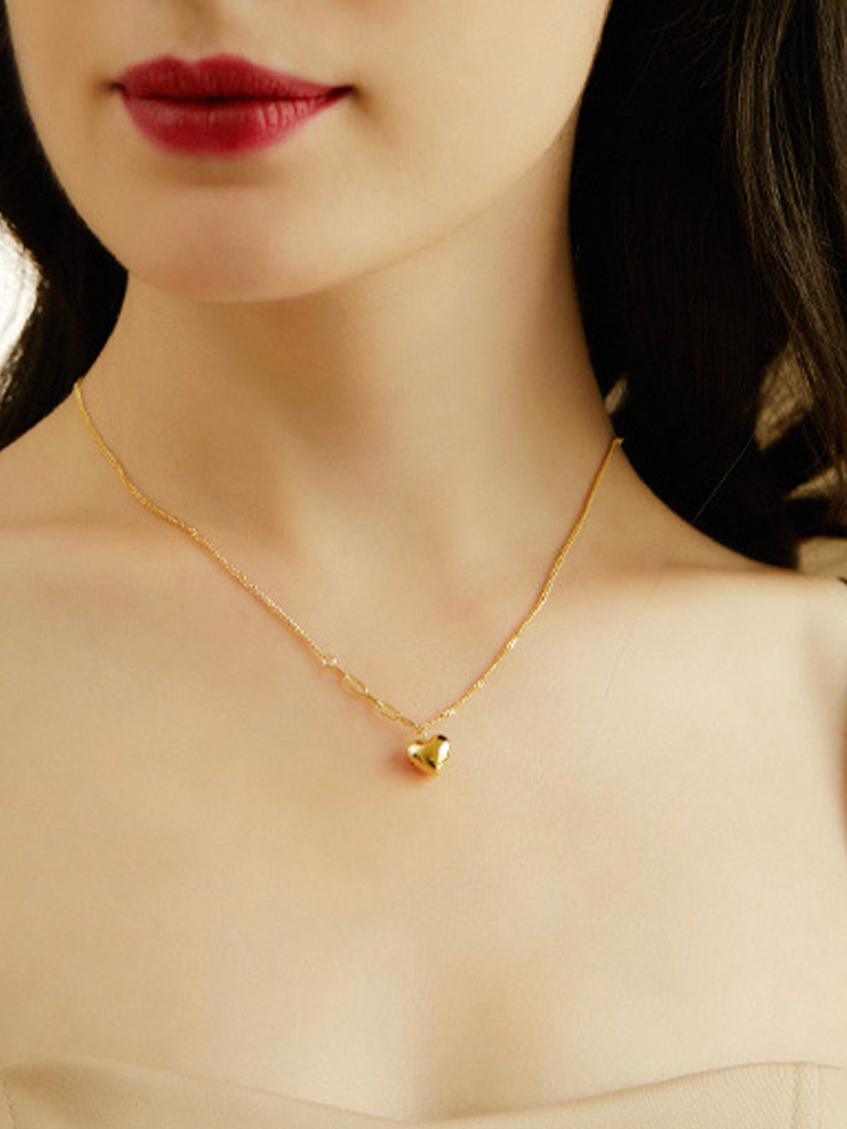 Three-dimensional heart necklace